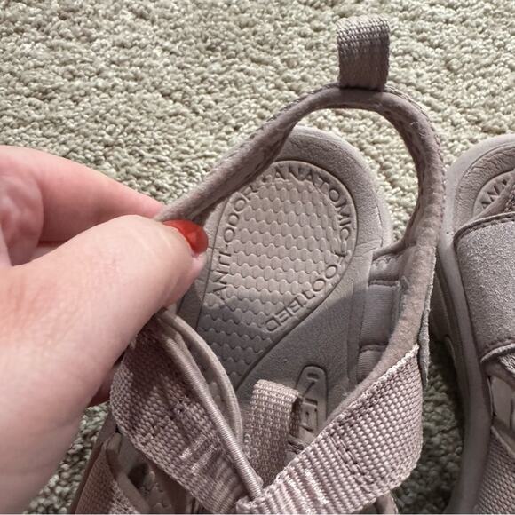 KEEN Bungee Lace Women's Outdoor Hiking Sandals Size 10 Monochrome / Toadstool - Picture 3 of 13